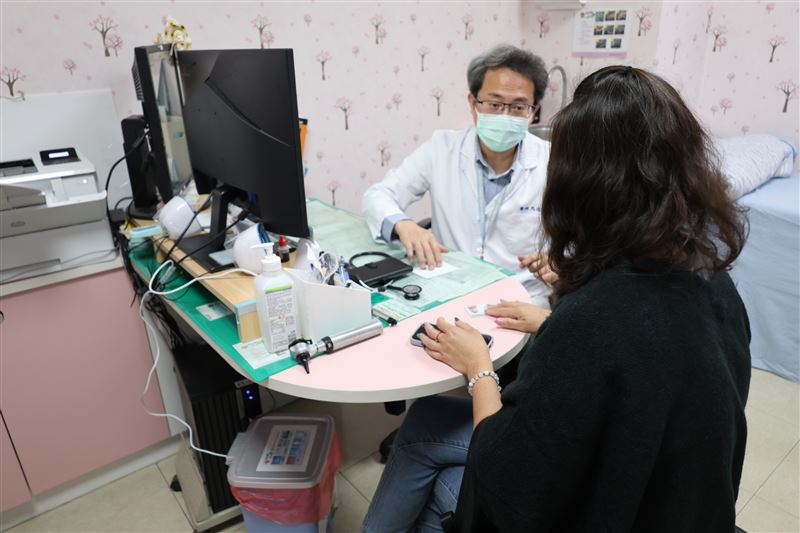 彰化一名吳姓婦女及其家族共8人,先後出現喉嚨劇痛,緊急轉診至衛福部彰化醫院,確認感染俗稱「食人菌」的A族鏈球菌。(圖/衛福部彰化醫院提供)