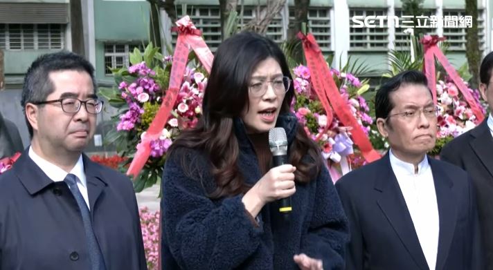 國民黨主席鄭麗文前往國父紀念館中山文化園區中山碑林向銅像獻花致敬。(圖/翻攝畫面)