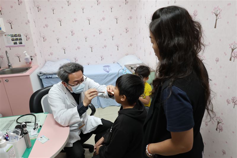 A族鏈球菌俗稱「食人菌」，主要攻擊喉嚨與皮膚軟組織，嚴重可侵入筋膜，引發壞死性筋膜炎或毒性休克，免疫力低下者與嬰幼兒風險最高。（圖／衛福部彰化醫院提供）