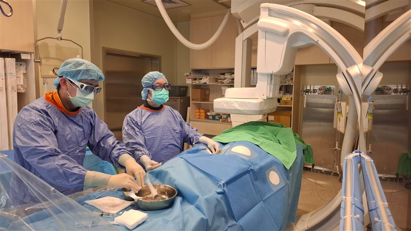 醫師孟繁傑施以「胸主動脈支架置放手術」。(圖／衛福部立台北醫院提供)