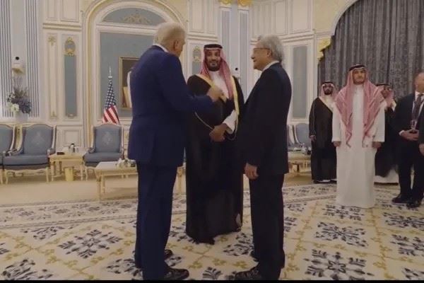 2025年5月,輝達創辦人黃仁勳陪同美國總統川普訪問中東,並與沙烏地王儲穆罕默德會面。輝達大手筆在中東進行AI投資,恐怕想不到不到一年,就被捲入戰火,自家在中東的設施還成了伊朗打擊目標。(圖/翻攝自X平台 @tecro_ksa)