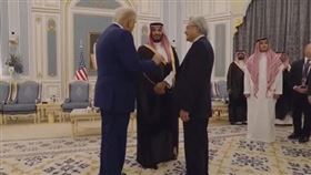 2025年5月，輝達創辦人黃仁勳陪同美國總統川普訪問中東，並與沙烏地王儲穆罕默德會面。輝達大手筆在中東進行AI投資，恐怕想不到不到一年，就被捲入戰火，自家在中東的設施還成了伊朗打擊目標。（圖／翻攝自X平台 @tecro_ksa）