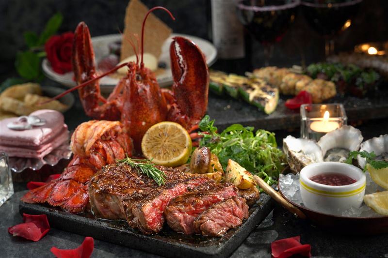 君品酒店 Ciao 餐廳呈獻「白色情人節海陸盛宴」，3月13日至3月15日限時三天，以西西里直火美學致敬純粹愛情。雙人餐價每套 4,980 元+10%。（圖／君品酒店提供）