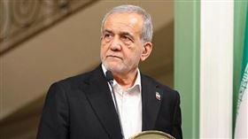 不同於已故最高領袖哈米尼的強硬保守立場，伊朗總統裴澤斯基安屬於溫和世俗派。他在7日公開對攻擊鄰國致歉，並稱已下令停止對鄰居的轟炸。但此番言論遭美國總統川普曲解為「投降」，氣得伊朗外長阿拉奇痛批善意被他「殺死」。（圖／翻攝自X平台 @Osint613）