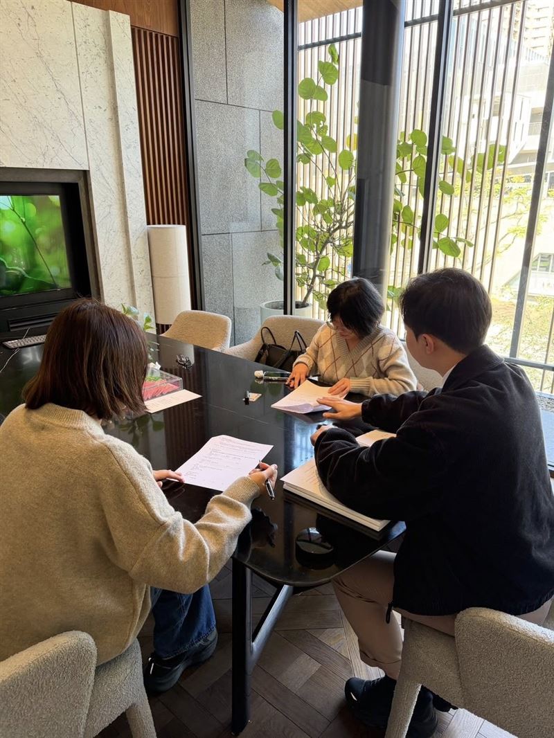 吳淡如姪女正式簽約買房。(圖/翻攝自吳淡如臉書)