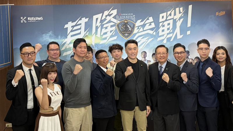 基隆黑鳶籃球隊12日舉行起者會,宣布由凱撒飯店冠名贊助,正式更名為「凱撒基隆黑鳶籃球隊」。基隆市政府產業發展處副處長黃毅維、立法委員林沛祥,以及多家企業夥伴與體育界代表出席見證。(圖/記者倪芝蓉攝影)