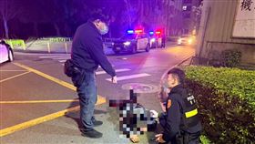 呂男被圍毆後逃離現場體力不支倒地，警方獲報到場。（圖／翻攝畫面）