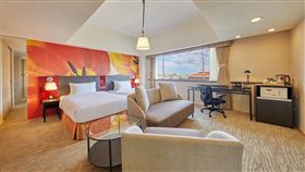 站前套房空間寬敞明亮，入住壽星專案除可體驗套房質感住宿，更享有Checkers自助晚餐及總經理親選生日禮物，為專屬生日旅程增添儀式感與尊榮感。（圖／台北凱撒大飯店提供） 