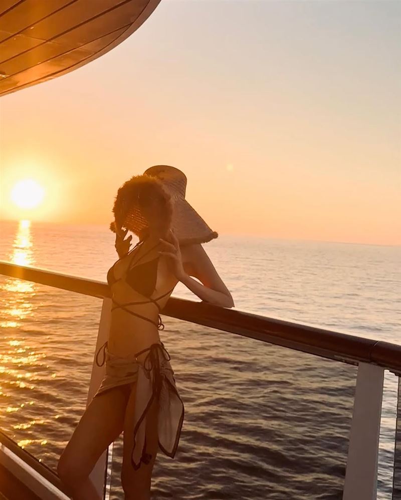 周揚青出遊性感大解放，拍攝一系列美照。（圖／翻攝自IG @gracechowwwww）