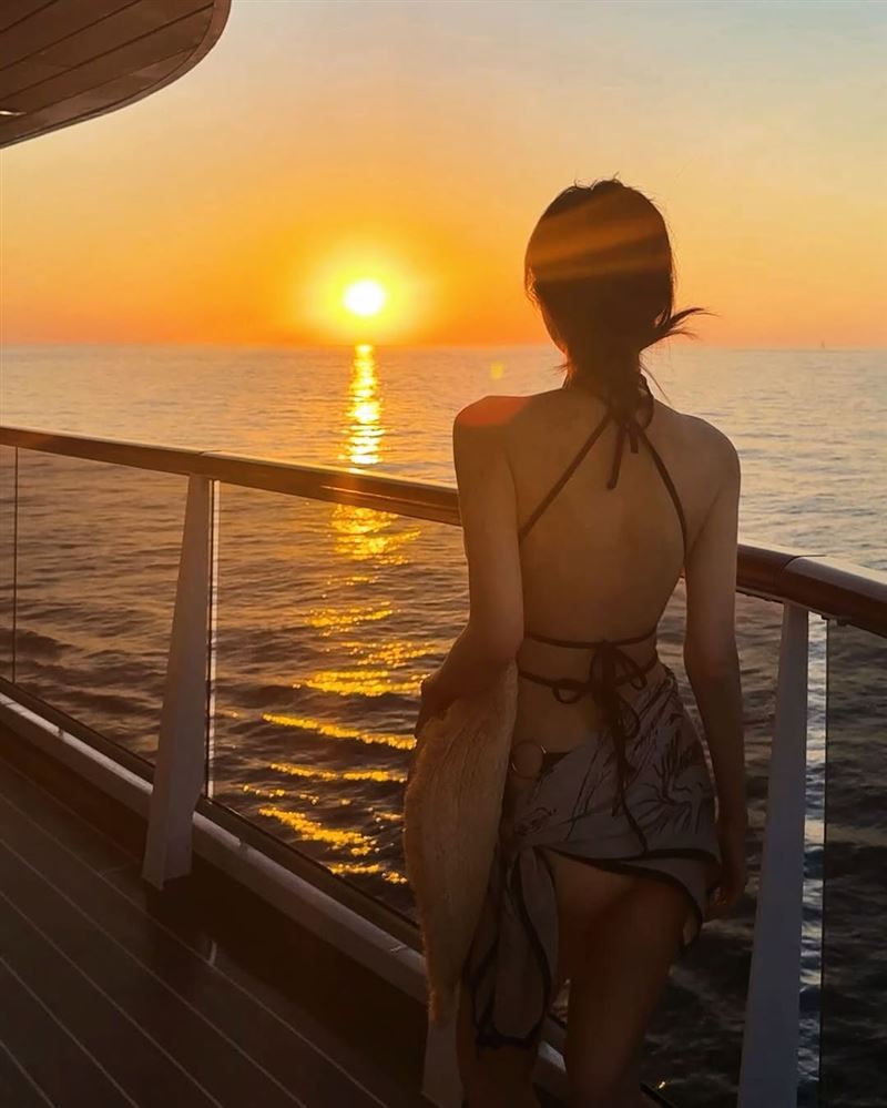 周揚青出遊性感大解放，拍攝一系列美照。（圖／翻攝自IG @gracechowwwww）