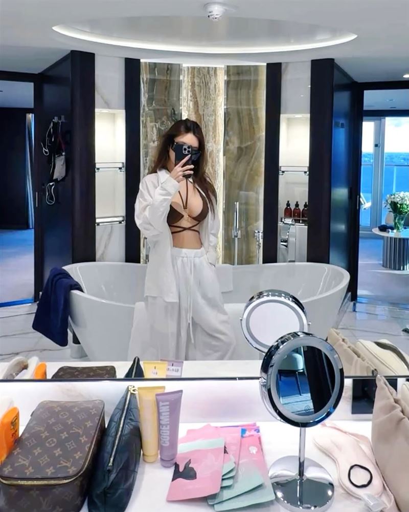 周揚青出遊性感大解放，拍攝一系列美照。（圖／翻攝自IG @gracechowwwww）