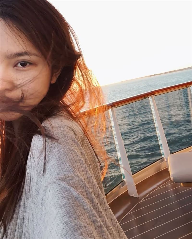 周揚青出遊性感大解放，拍攝一系列美照。（圖／翻攝自IG @gracechowwwww）