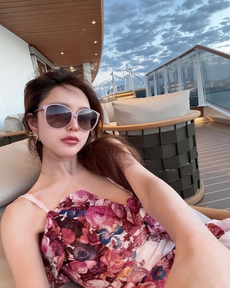 周揚青出遊性感大解放，拍攝一系列美照。（圖／翻攝自IG @gracechowwwww）