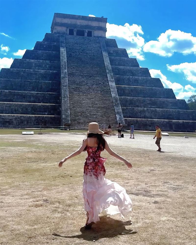 周揚青出遊性感大解放，拍攝一系列美照。（圖／翻攝自IG @gracechowwwww）