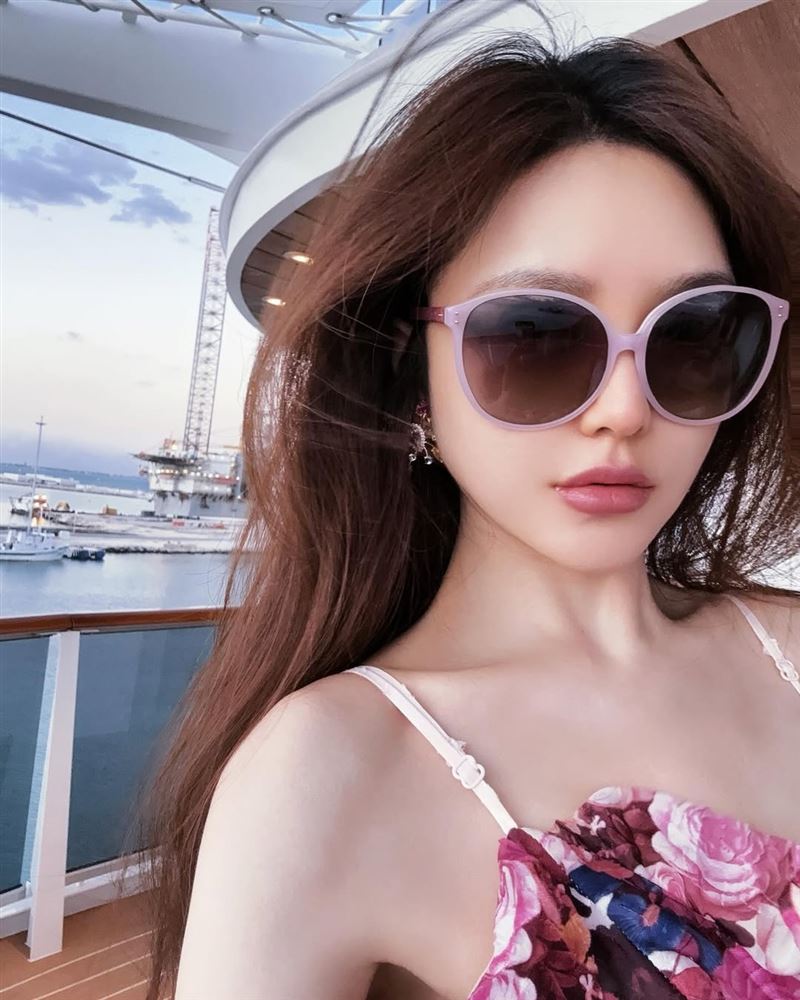 周揚青出遊性感大解放，拍攝一系列美照。（圖／翻攝自IG @gracechowwwww）