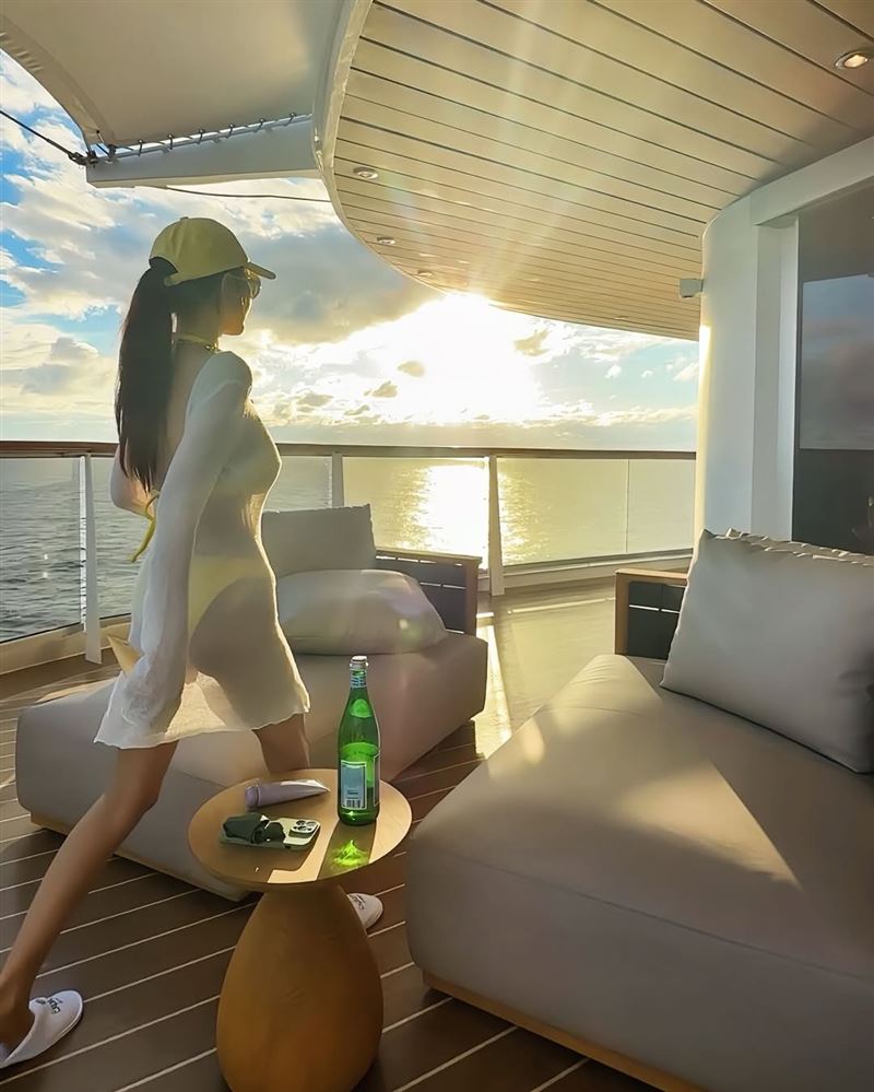 周揚青出遊性感大解放，拍攝一系列美照。（圖／翻攝自IG @gracechowwwww）