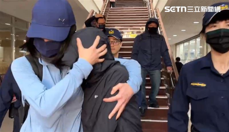 北市婦人楊錦屏(右邊黑衣)涉嫌摻老鼠藥,毒殺澳洲籍男友Alex,案件持續審理中。(圖/翻攝畫面)