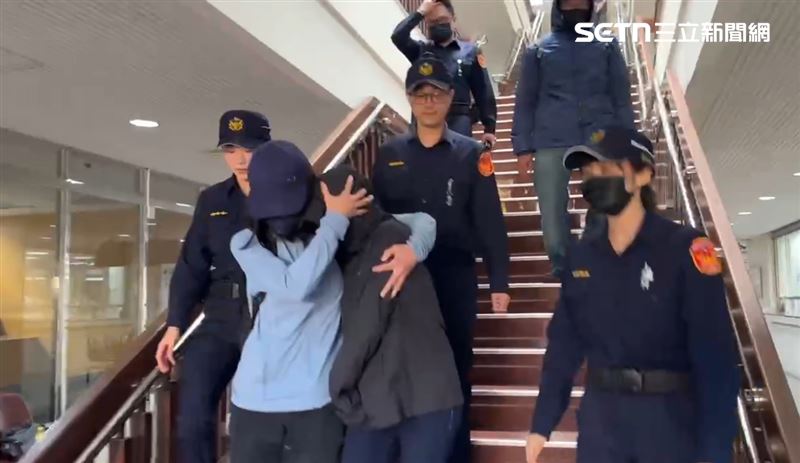 北市婦人楊錦屏(右邊黑衣)涉嫌摻老鼠藥,毒殺澳洲籍男友Alex,案件持續審理中。(圖/翻攝畫面)