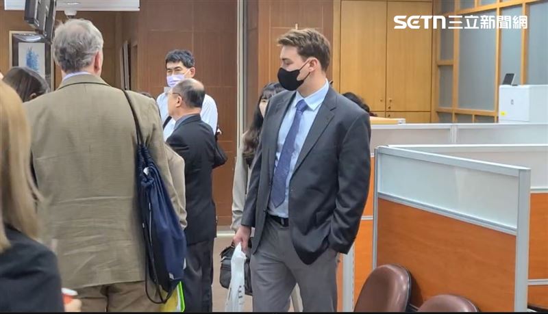 澳洲籍男子Alex與父母來台出庭作證。(圖/翻攝畫面)