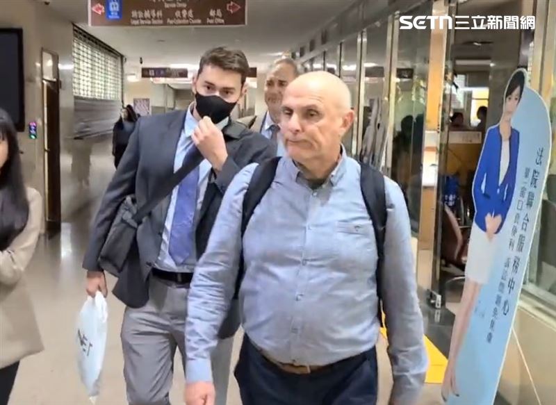 澳洲籍男子Alex與父母來台出庭作證。(圖/翻攝畫面)