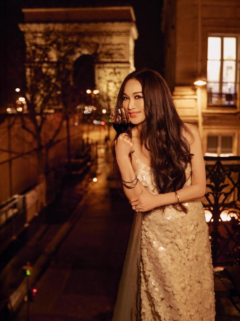 「最美妲己」溫碧霞努力維持好體態,展現凍齡樣貌。(圖/翻攝自IG @irenewan730)