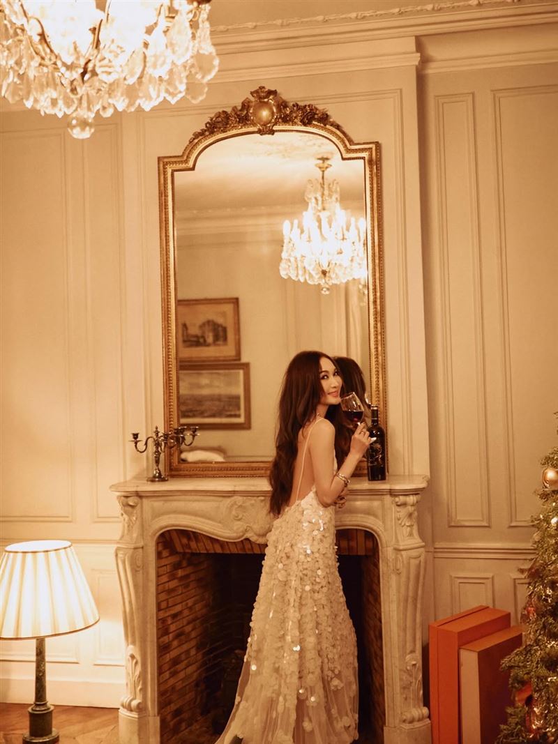 「最美妲己」溫碧霞努力維持好體態,展現凍齡樣貌。(圖/翻攝自IG @irenewan730)