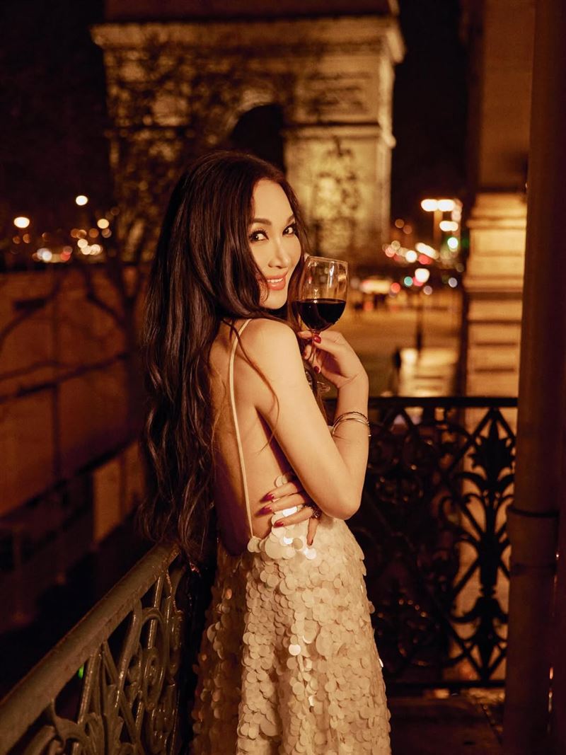 「最美妲己」溫碧霞努力維持好體態,展現凍齡樣貌。(圖/翻攝自IG @irenewan730)