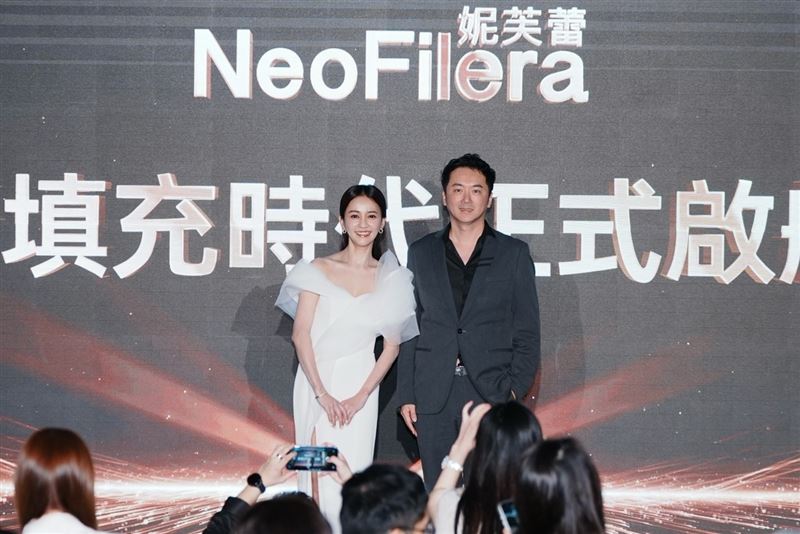 妮芙蕾品牌代言人陳意涵與妮芙蕾董事長謝佳憲，共同參與妮芙蕾啟動儀式。（圖／業者提供）