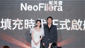 妮芙蕾品牌代言人陳意涵與妮芙蕾董事長謝佳憲，共同參與妮芙蕾啟動儀式。（圖／業者提供）