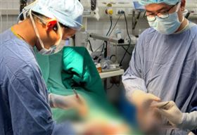 酒後失控！男持刀自宮　切斷命根失血命危（圖／翻攝網路）