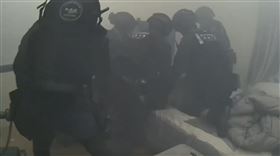 台中警攻堅「投擲震撼彈」轟了毒窟！43歲男慘遭壓制　又搜出2槍16彈（圖／翻攝畫面）