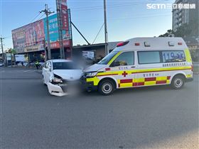 不顧鳴笛白車仍硬闖　苗栗救護車執勤遭撞（圖／翻攝畫面）