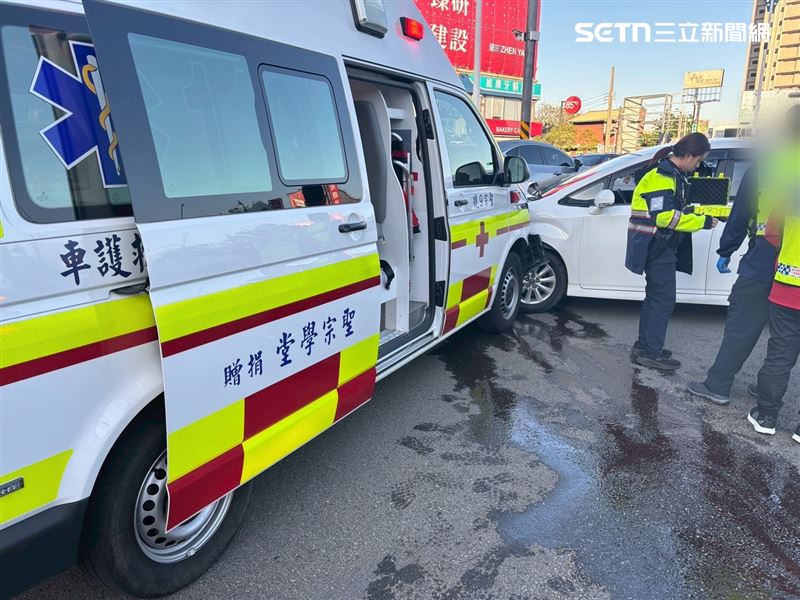 不顧鳴笛,白車仍硬闖未禮讓執勤中的救護車,導致發生車禍。(圖/翻攝畫面)