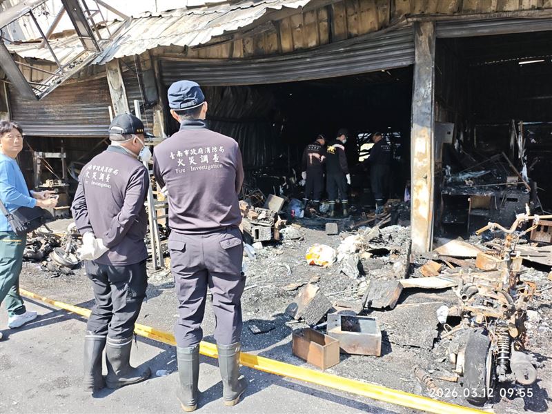 鐵皮屋在高溫火勢下嚴重變形。(圖/翻攝畫面)