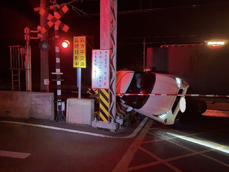 位於苗栗縣通霄鎮的台鐵秋茂園平交道11日晚間發生轎車遭列車撞擊事故（圖），事後發現及時逃生未受傷的蘇姓駕駛是新埔站值班站長，已遭台鐵調職並啟動內部調查。（圖／中央社）