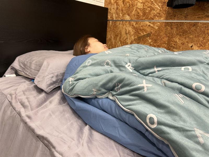 天氣變化大,可採分層蓋被方式,提升睡眠品質。(圖/486團購提供)