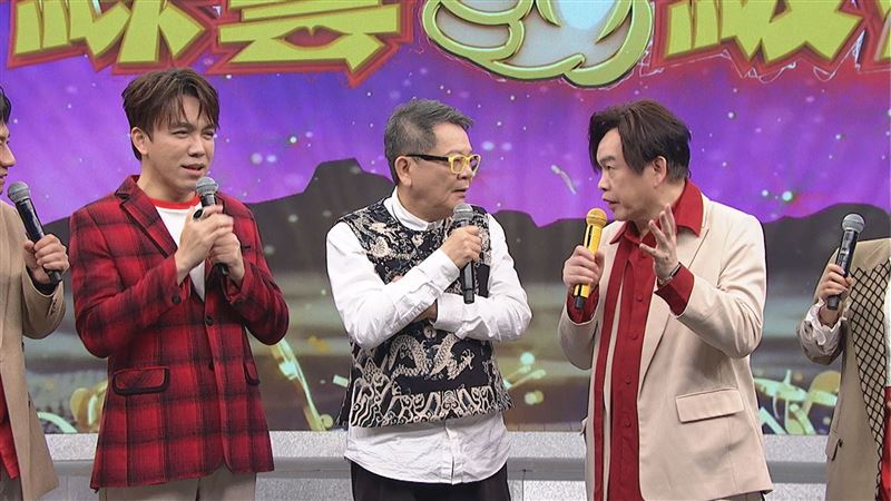 康康(右一)竟稱鄭進一(中)是「打不死的蟑螂」。(圖／中視提供)