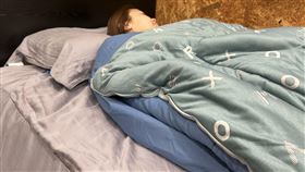 天氣變化大，可採分層蓋被方式，提升睡眠品質。（圖／486團購提供） 