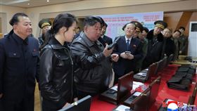 金正恩帶著女兒金主愛一同視察。（圖／翻攝自朝中社）