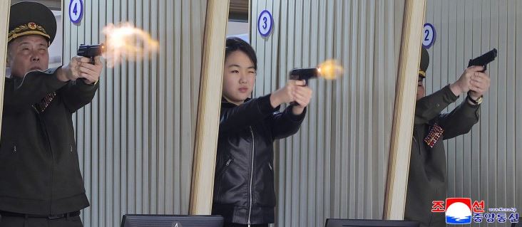 金主愛也親自參與試槍射擊。（圖／翻攝自朝中社）