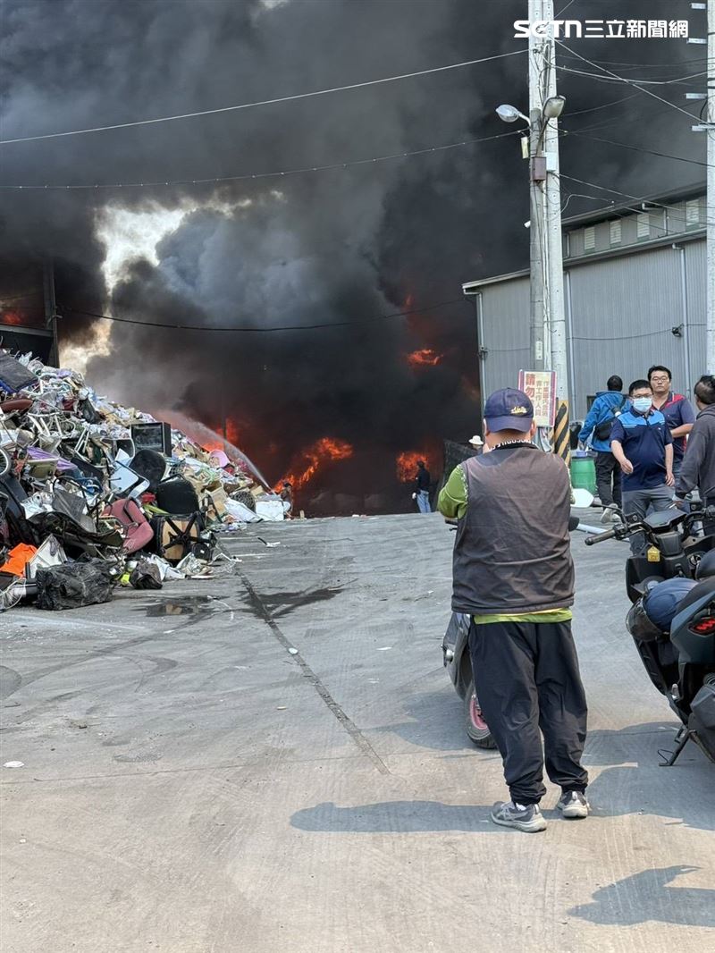 現場畫面可見,大量灰黑色濃煙呈蕈狀雲般直竄天際,幾乎遮蔽半邊天空,場面十分駭人。(圖/翻攝畫面)