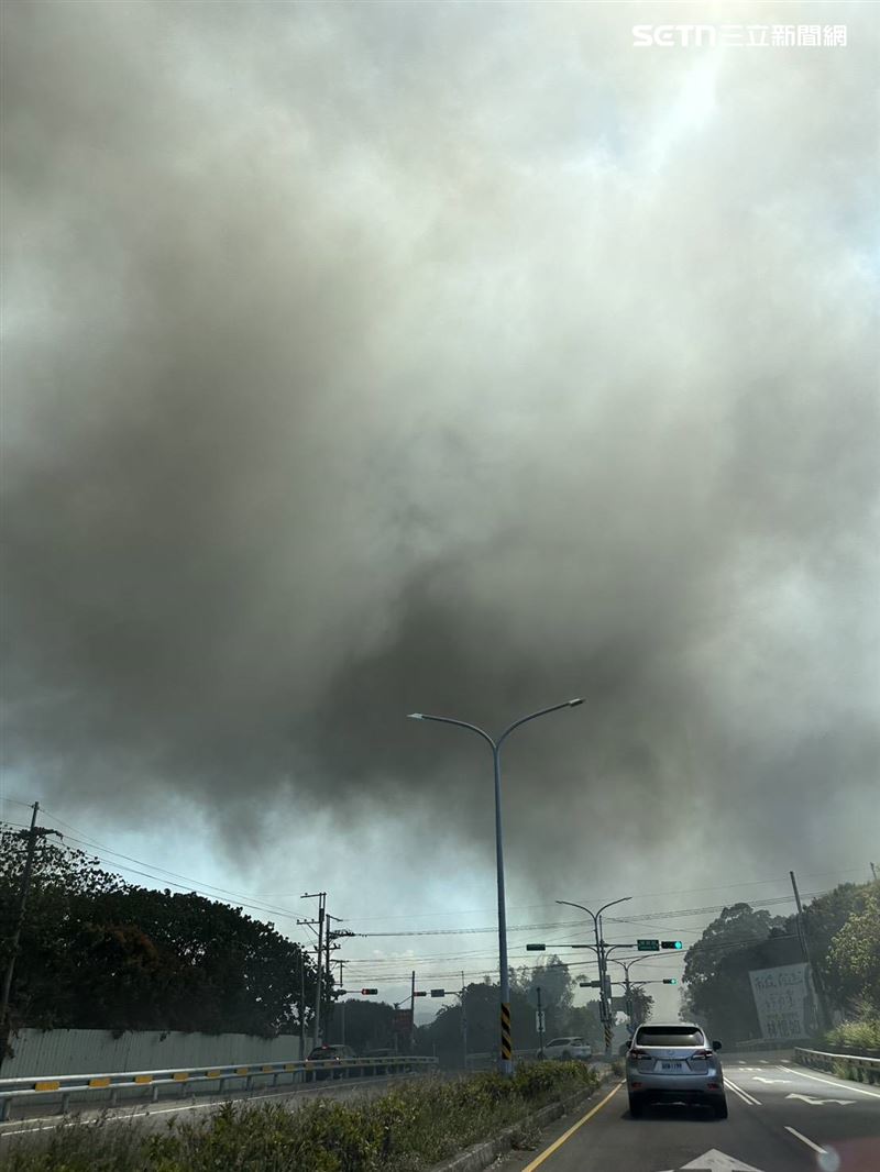 濃煙壟罩山區,空氣中瀰漫著刺鼻焦味。(圖/翻攝畫面)