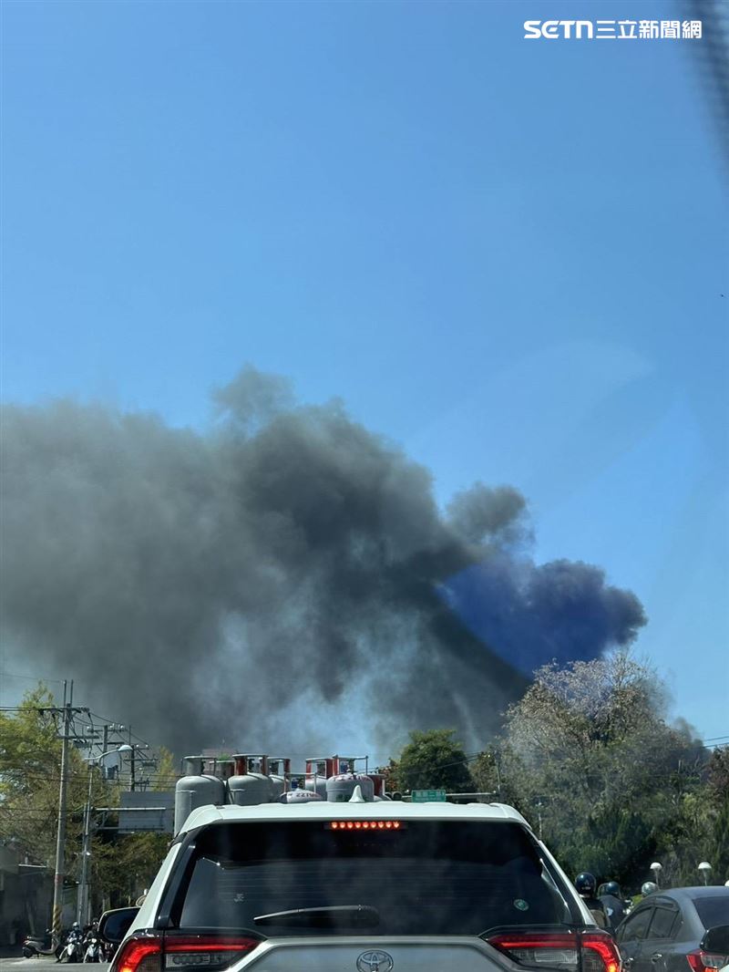 現場煙霧瀰漫且隨風向擴散,警方特別提醒附近鄉親及下風處民眾,請務必暫時緊閉門窗並配戴口罩,以降低吸入性傷害。(圖/翻攝畫面)