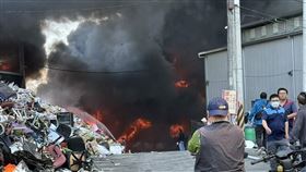 黑煙霧遮天蔽日！南投垃圾場過熱起火（圖／翻攝畫面）