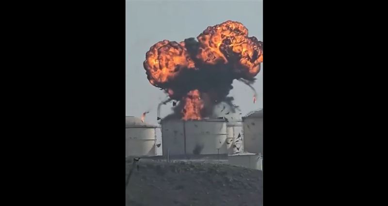 阿曼儲油槽因無無人機襲擊而炸出火球的瞬間。(圖/翻攝自X平台 @vegasyx)
