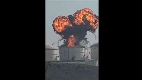 阿曼儲油槽因無人機襲擊而炸出火球的瞬間。（圖／翻攝自X平台 @vegasyx）