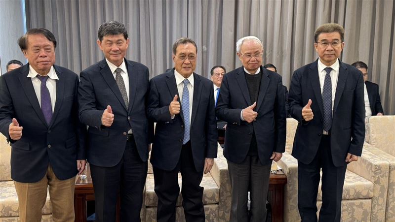 台塑企業因應產能過剩與戰爭衝擊,全面啟動防禦性轉型。透過AI數位治理與高值化差別化產品雙軌並進,預計2030年創造386億元效益,並加速半導體材料與綠能布局。由左到右:台塑化總經理曹明、台塑董事長郭文筆、台塑總裁吳嘉昭、台化總經理呂文進、台塑企業總管理處總經理林善志。(圖/記者師瑞德攝影)