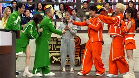 全場起鬨要讓邰智源(左三)被摔。(圖／麥卡貝網路電視提供)
