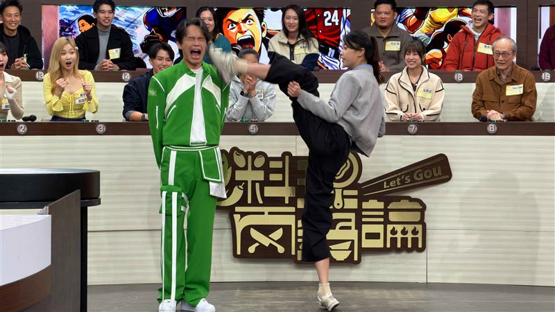 奧運銅牌跆拳道國手羅嘉翎與黃鐙輝（左）示範跆拳道踢技。(圖／麥卡貝網路電視提供)