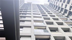 女子高處墜落後頭部重創送醫急救無效不治身亡。（圖／翻攝畫面）